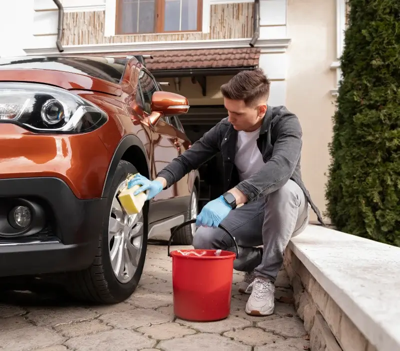 Lavage auto à domicile Saint-Pierre-la-Cour : professionnel intervenant sur un véhicule